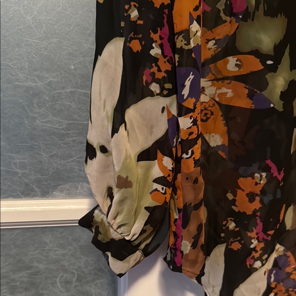 CAbi Graphic Blouse with Notched Collar and 3/4 Cuffed Sleeves - Picture 4 of 6